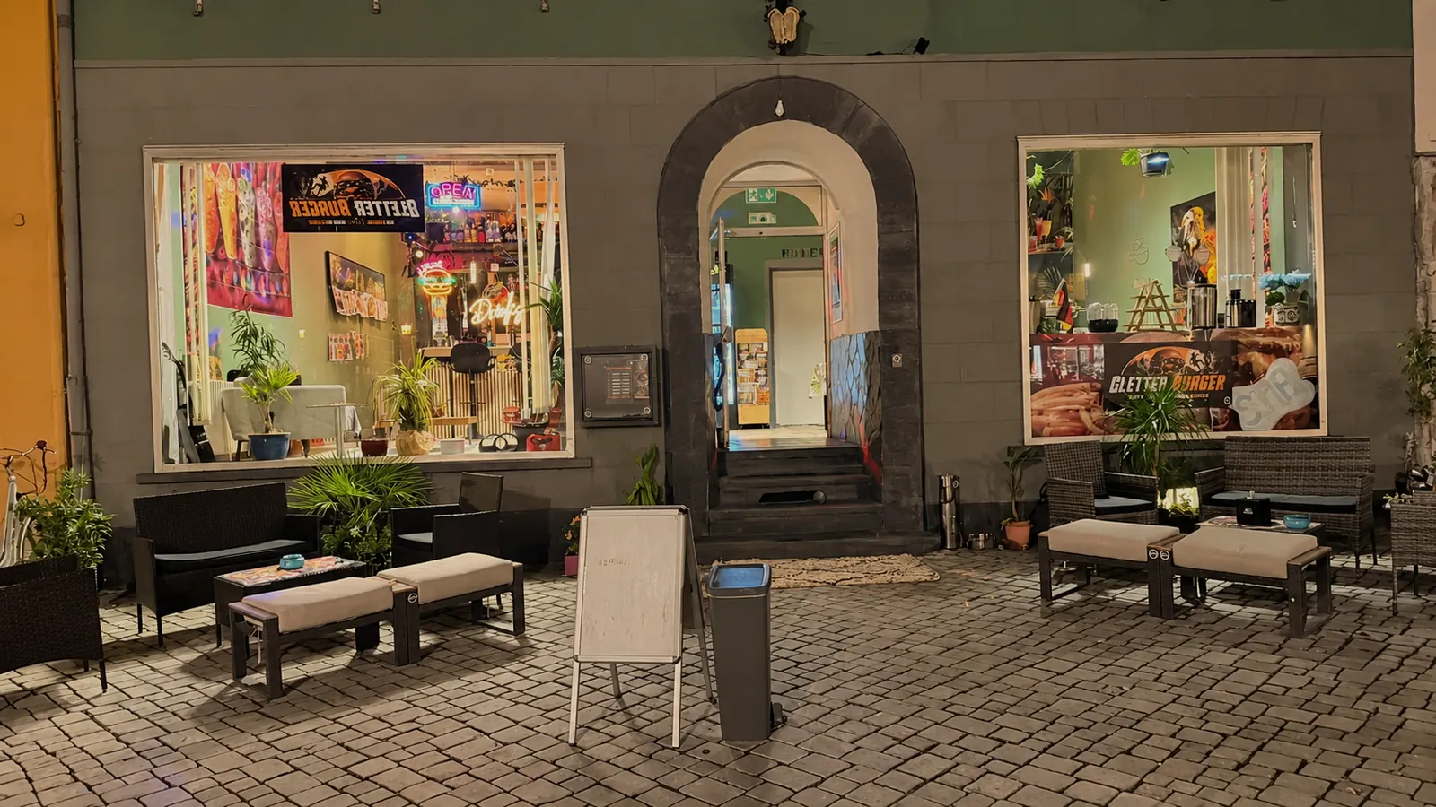 Vor der Tür: Sitzplätze am Marktplatz