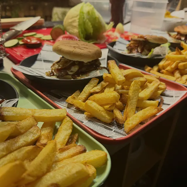 Pommes frisch geschnitten, Burger frisch gebaut