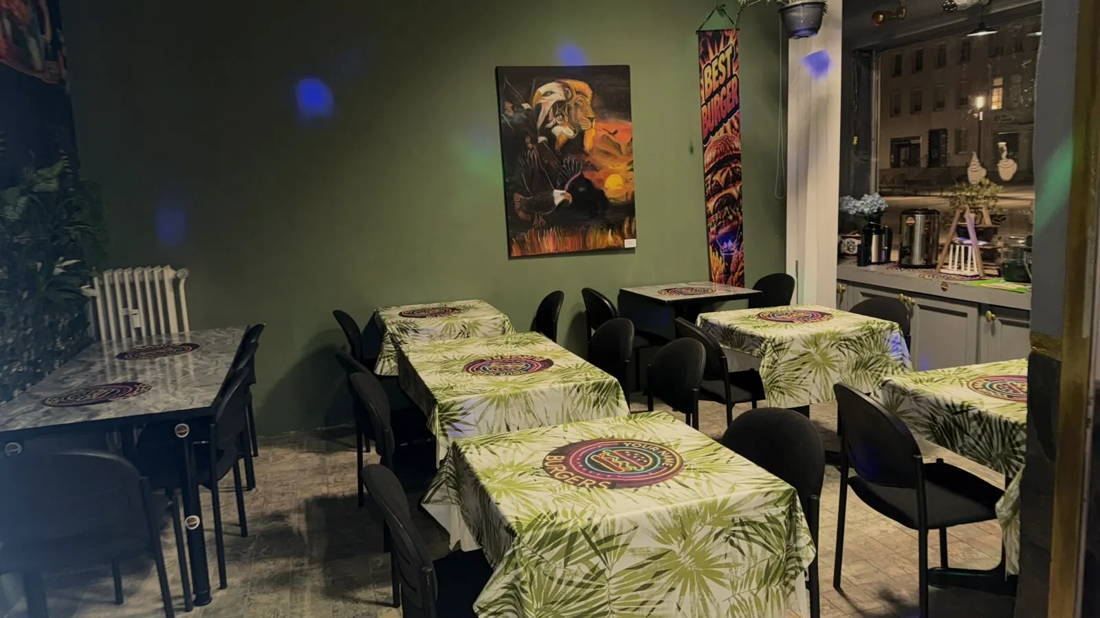 Der Gastraum – morgens Frühstück, abends Burger