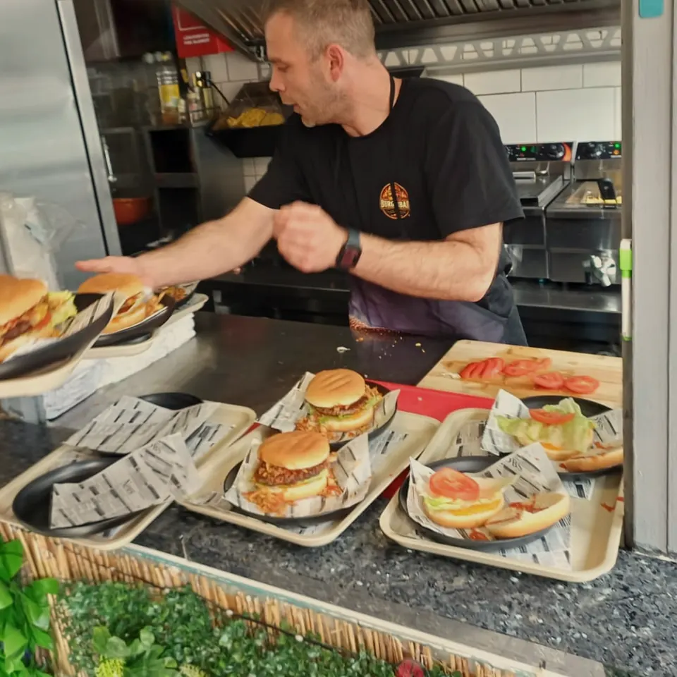 Frisch über den Pass: Mike richtet die Burger an