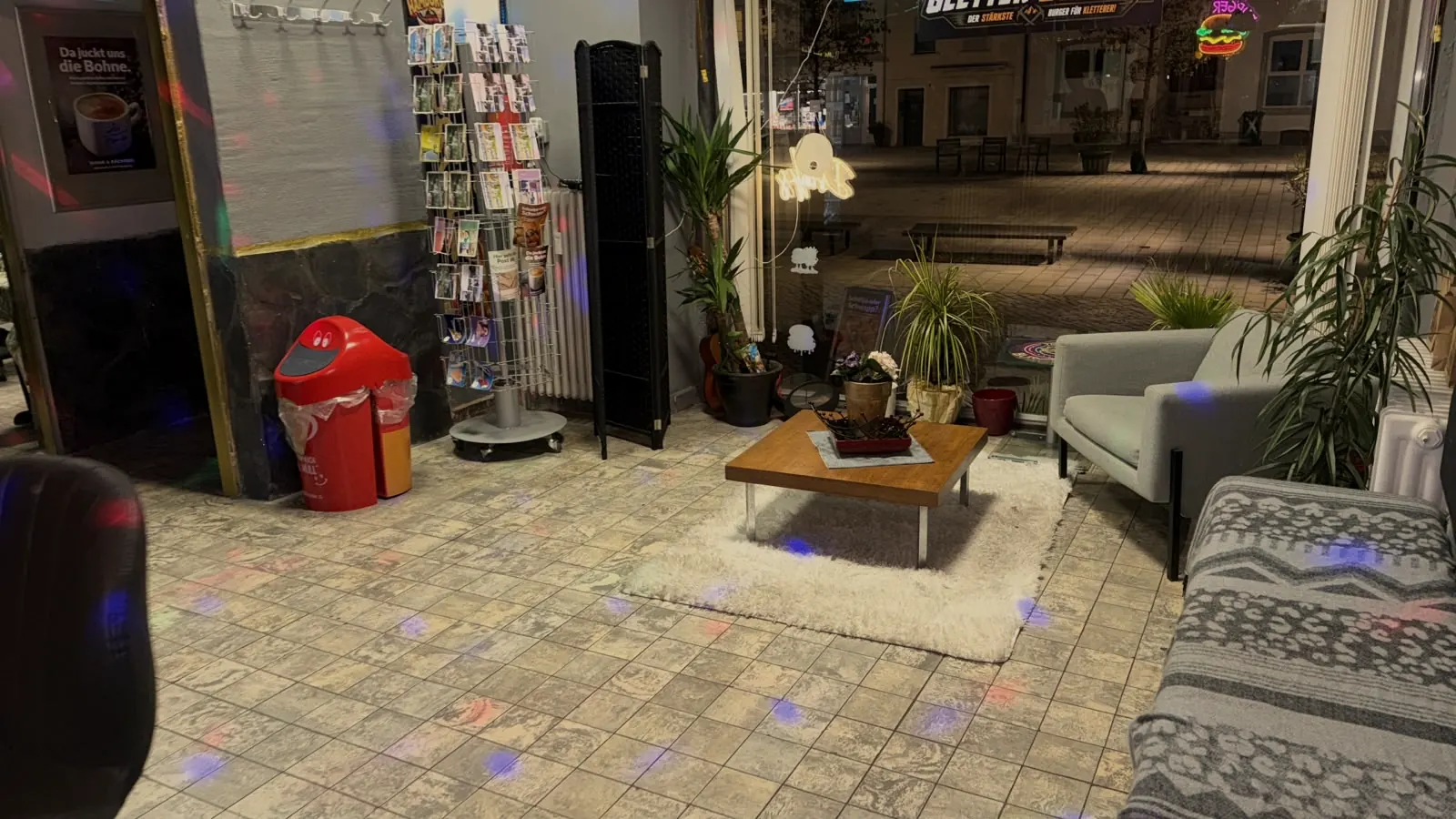 Die Lounge-Ecke am Fenster
